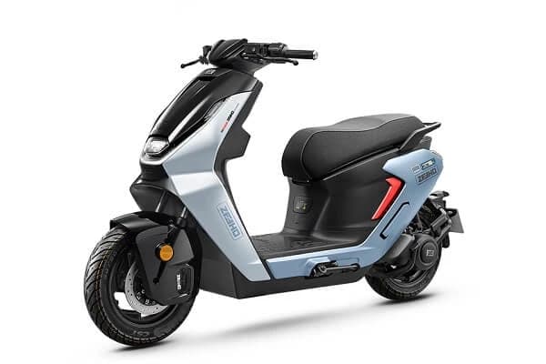 ZEEHO AE7 este scuterul perfect pentru oras: agil, usor, smart si echipat pentru o plimbare confortabila.
