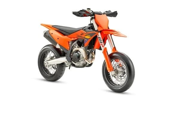 Depaseste limitele alaturi de KTM 450 SMR 2026 – performanta supermoto pura 