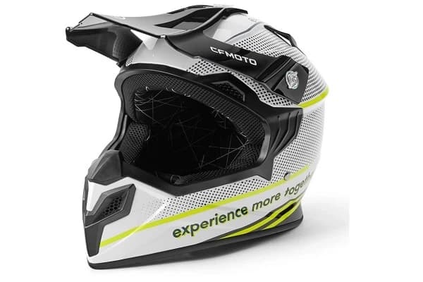 Beneficiaza de siguranta la pilotarea in offroad purtand o casca de protectie CFMOTO