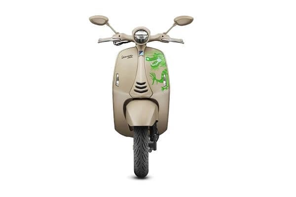 Vespa a prezentat scuterul 946 Dragon si geaca Varsity