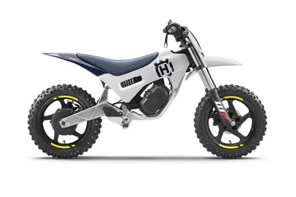Husqvarna Motorcycles a dezvaluit cea mai recenta aditie in gama destinata viitorilor campioni: modelul electric pentru copii EE 2 2024
