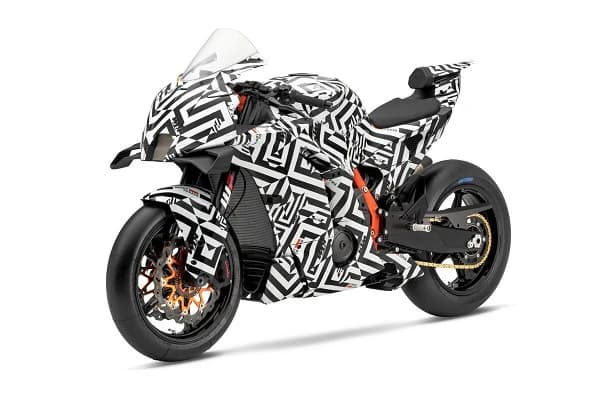 Brandul austriac, KTM, este condus de inovatie, experiente extreme si emotie. KTM traieste, de asemenea, dupa motto-ul READY TO RACE si a acumulat 341 de Campionate Mondiale FIM de la sfarsitul anilor 1970 (si in apro...