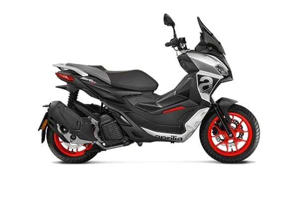Scuterele Aprilia SR GT ofera performanta crescuta in oras si dincolo de spatiul urban, asigurand o experienta de pilotare distractiva.