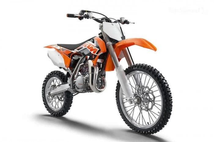 Modelul 2015 KTM 85 SX 19/16 a fost proiectat special pentru riderii juniori intre 11-15 ani si este propulsat de un motor in 2 timpi,un singur cilindru,racit cu apa si o capacitate cilindrica de 84,93cc.
Carac...