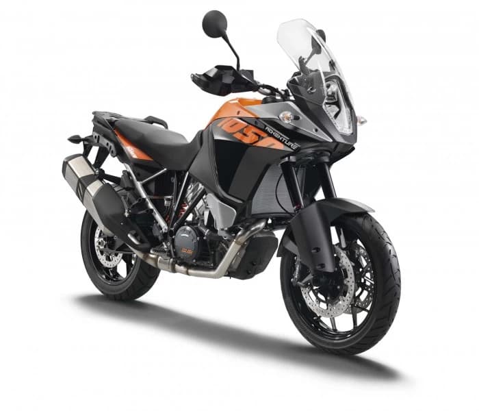 Asa cum sugereaza si numele, KTM 1050 Adventure este o motocicleta special conceputa pentru a te aventura pe cele mai grele trasee. Eficient,agil si de incredere,acest model nu va va dezamagi.
Motocicleta are un moto...