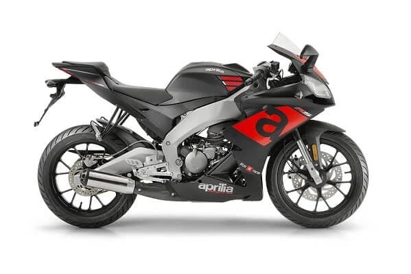 Cei decisi să pătrundă în lumea motociclismului vor ramane incantati de Aprilia RS4 50. Acest model 50cc se afirmă prin designul caroseriei care moștenește stilul inconfundabil de curse al surorilor din categori...