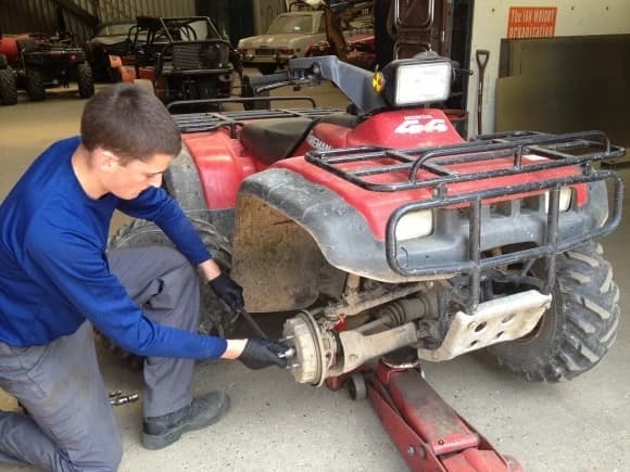 Verificarea starii mecanice a ATV-ului dvs. inainte de fiecare drum este importanta pentru a minimiza riscul de accidentare. Acest lucru, de asemenea, va asigura ca va veti bucura mai mult timp de ATV. Tineti minte, p...