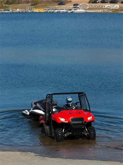 Multidotatul vehicul utilitar, Big Red, a primit pentru 2011 o serie de imbunatatiri care nu fac decat sa-i creasca reputatia de side-by-side harnic. Big Red este extrem de confortabil, se comporta ireprosabil pe cocl...