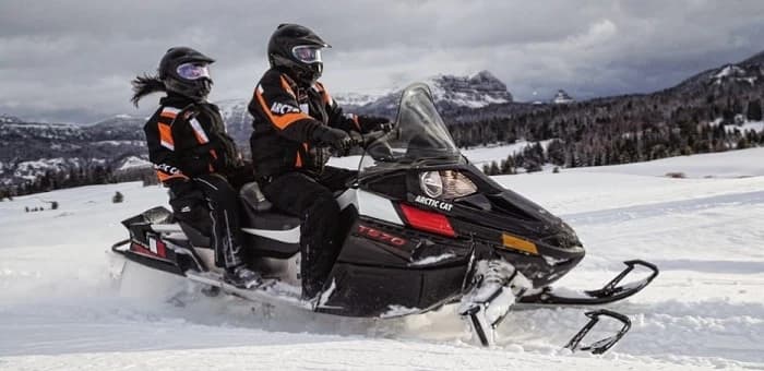 Arctic Cat nu inceteaza sa uimeasca. Cu senila de 144 inch, noul model T570 este perfect pentru plimbarile prin zapada si drumetiile prin munti.
Modelul 2014 vine echipat cu motor in 2 timpi, 565 cc, buton de marsari...