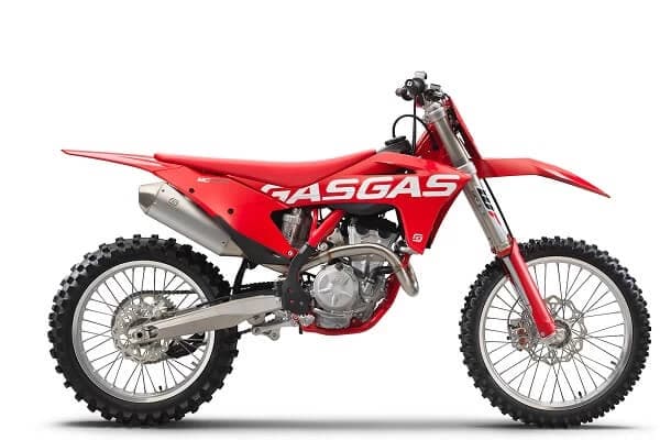 Numele GasGas se aude tot mai des in competitiile enduro si motocross. Cu toate că are cea mai mica cilindree, un model performant din gama motocross in 4 timpi este și MC 250F. Manevrabil, capabil sa impresioneze pri...
