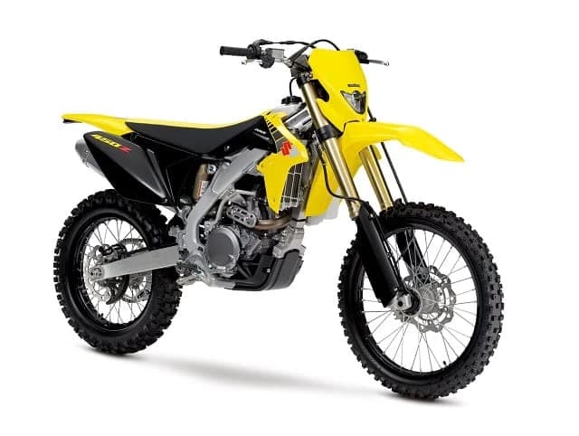 Pentru iubitorii de enduro in general si pentru fani in special, constructorul japonez face o mare surpriza in lineup-ul 2017, prin readucerea modelului Suzuki RMX450Z, dupa o pauza de cativa ani lungi. Pe scurt, fata...