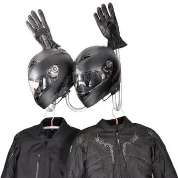 Echipamentul moto este pretentios la depozitare. Ba nu incape in dulap, ba nu se pliaza din pricina protectiilor. In asemenea cazuri, umerasul TG Easy Wear pentru costumul de ATV sau de moto este cat se poate de util....