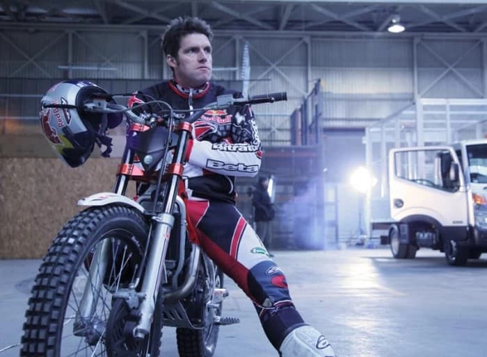 Dougie Lampkin este o legenda a competiilor cu motociclete de tip Trial, iar de aceasta data a revenit intr-un clip Nissan pentru a se distra. Asa cum i-a obisnuit pe toti cei care l-au admirat in perioada 1997-2003, ...