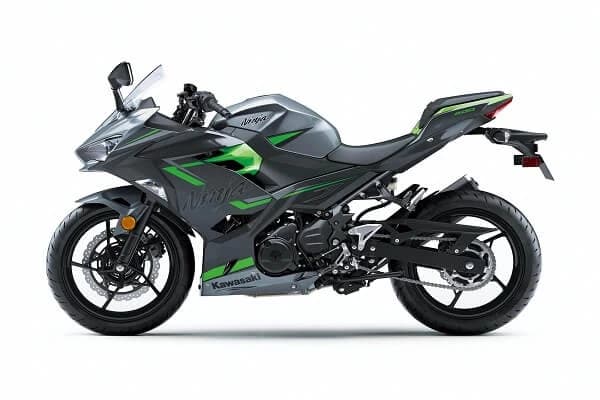 Construite în stil Ninja autentic, motocicleta Kawasaki Ninja 400 ABS și versiunea acesteia Ninja 400 KRT Edition din sezonul de modele supersport 2019 vin cu îmbunătățiri notabile la nivel de specificații...