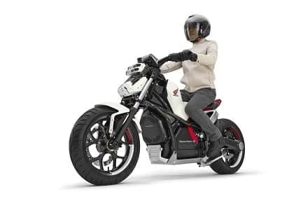Ceea ce vedeti este Honda Riding Assist-e, un concept de motocicletă pe care Big Red îl va lansa la Tokyo Motor Show din acest an, care va începe in aceasta luna.
Honda nu spune prea multe despre Riding...