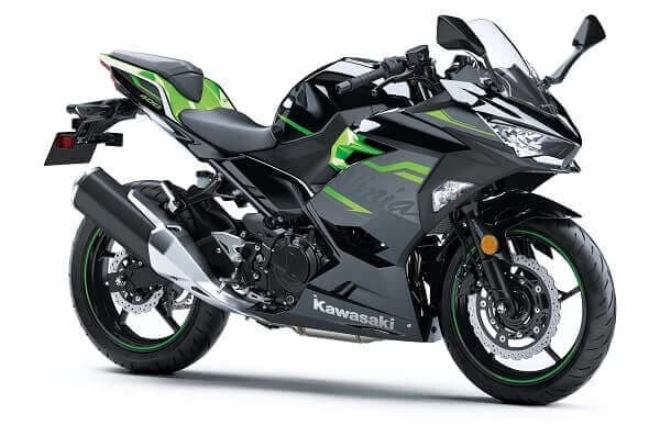 Motocicleta Kawasaki Ninja 400 ABS este un model sport, usor recogniscibil prin stilul caroseriei cu unghiuri ascutite. Pozitia de riding ergonomica si inclinata, caracteristica modelelor de motociclete Kawa...