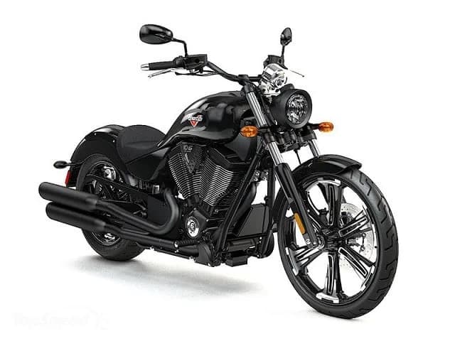 Companiile Victory si Indian Motorcycles se afla, amandoua, sub paravanul Polaris Industries, dar produsele lor sunt foarte diferite unele de altele. Indian este ancorata in trecut, in timp ce Victory priveste catre v...
