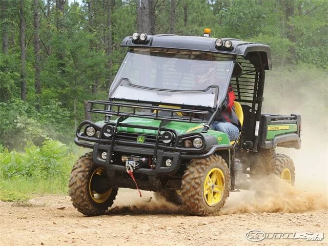 2011 John Deere Gator XUV 825i este un vehicul side by side caruia ii place sa fie pus la treaba. Potrivit producatorului John Deere, modelul SxS este dotat cu motor de 821cc, 4 timpi, care tine in frau 50cp si dezvol...