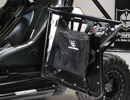 Obiectele personale de mici dimensiuni dar care nu trebuie sub nicio forma sa fie ratacite peste tot au nevoie de un spatiu sigur. Geanta Pro Armor este un accesoriu care, atasat de usa SxS-ului, va ajuta sa va depo...