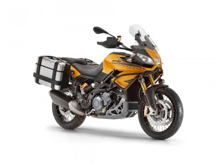 Italienii de la Aprilia au lansat o noua versiune a modelului Caponord 1200. Noua motocicleta Caponord 1200 Rally preia in mare parte caracteristicile tehnice ale modelului standard,insa vine in plus cu noi elemente c...