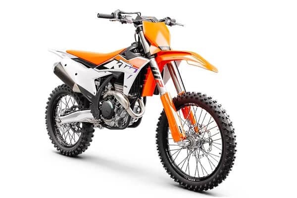 Inca de cand KTM 350 SX-F si-a facut debutul international in curse in 2010, a livrat un mix fara compromisuri de putere si agilitate. Cu un raport exceptional putere-greutate, manevrabilitate ultra-usoara si accelera...