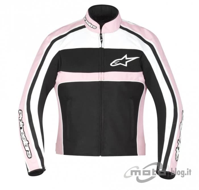 Alpinestars ies din nou pe piata cu un nou model de jacheta pentru femei, Stella T-Dyno. Si cand spunem ca este exclusiv pentru femei, tinem cont atat de incitanta culoare roz cat si de cusaturile care acentueaza form...