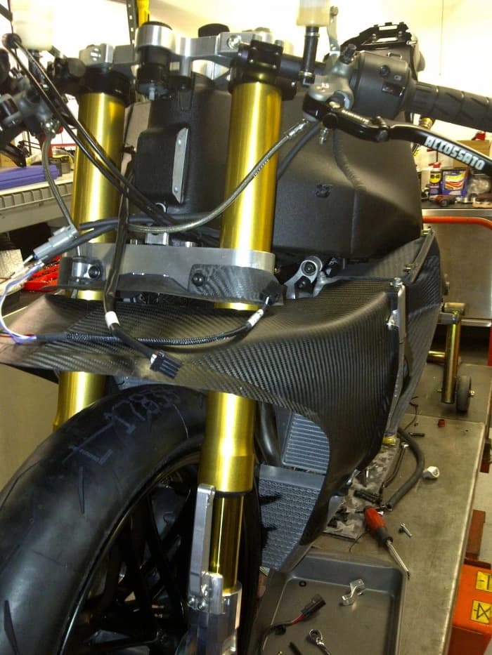 Cei de la Erik Buell Racing va prezinta noul model street bike EBR 1190RS. Fotografiile cu motocicleta de fata au fost postate pe pagina facebook a companiei si ilustreaza cat se poate de clar ca noul model Erik Buell...