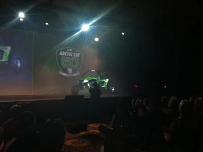Un nou side-by-side de la Arctic Cat? Cu ocazia unei prezentari de peste Ocean, a fost prezentat un nou model despre care nu se cunosc inca multe detalii tehnice. Se stie doar ca va avea motor de 1000cc, tractiune 4x4...