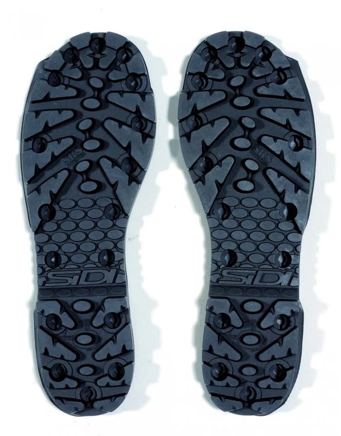 Sidi propun un nou model de cizme off-road, Crossfire, destinate pasionatilor de excursii enduro. Daca pana acum existau versiunile Cross, Supermotard, modelul Enduro dispune de o talpa rezistenta, care permite r...