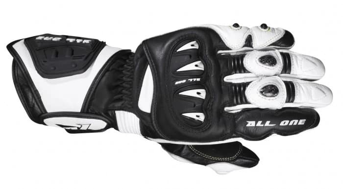 All One propune un model de manusi sport pentru motociclisti. Confectionate din piele de vita, care ofera o protectie maxima riderului, aceste accesorii pot fi folosite de pilotii care detin o motocicleta sport in gar...