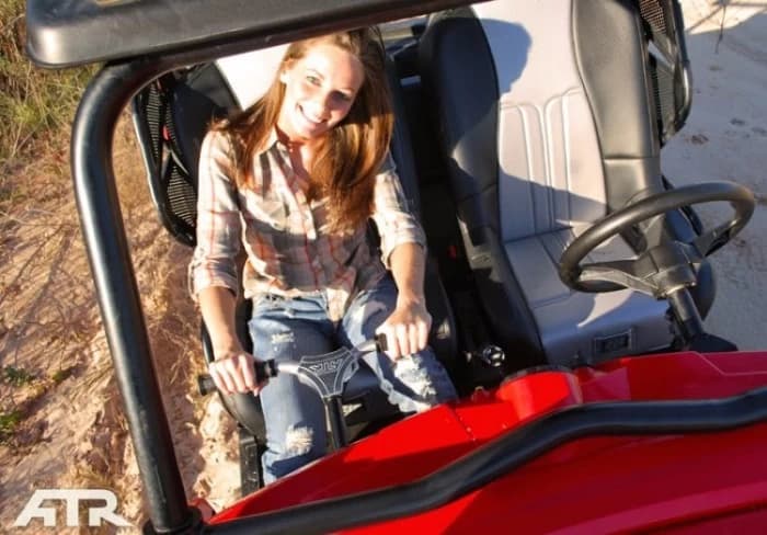 Ce-i asta? Un dispozitiv pentru Play Station? Pentru ca asa arata, ar spune orice posesor de ATV care ar face ochii mari cand ar auzi ca de fapt acesta este un accesoriu care l-ar ajuta pe pasager sa se simta mult mai...