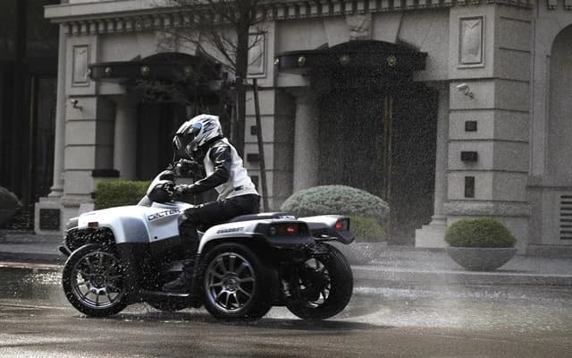 CECTEK Quadricycle, sau, pe romaneste quadriciclu. Asa l-au denumit cei care au vrut sa creeze ceva nou, care sa nu fie considerat nici motocicleta, nici masina, nici ATV. Noul vehicul intruneste toate cerintele pentr...
