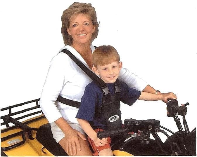De ce sa se uite, doar, la ATV? Hai sa-l plimbam pe cel mic prin padure. Asa spun cei care vor sa le ofere celor mici o placere motorizata. Pentru a-i proteja si pentru a-i impiedica sa alunece de pe vehiculul 4X4, pa...