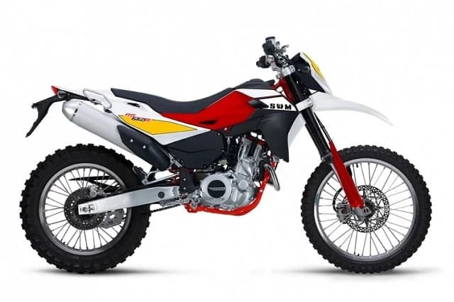SWM (Speedy Working Motors) a insemnat o companie italiana constructoare de motociclete trial, motocross, enduro etc. cu o istorie destul de scurta, de 13 ani (infiintata in 1971 si intrata in faliment in 1984) dar tu...