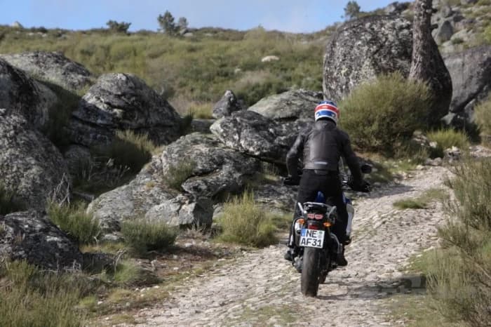 Take your soul anywhere and come back. Este sloganul spotului video al celor de la Yamaha care promoveaza modelul Super Tenere 1200 si care reuseste sa puna in valoare spiritul aventurier al motocicletei, specifica mo...