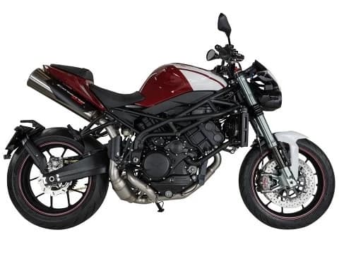 Italia e de-a dreptul indragostita de motociclete, scutere, dovada fiind faptul ca tara e plina de producatori mai mult sau mai putin renumiti, in plina activitate, semi-disparuti sau dimpotriva, reluandu-si avantul d...