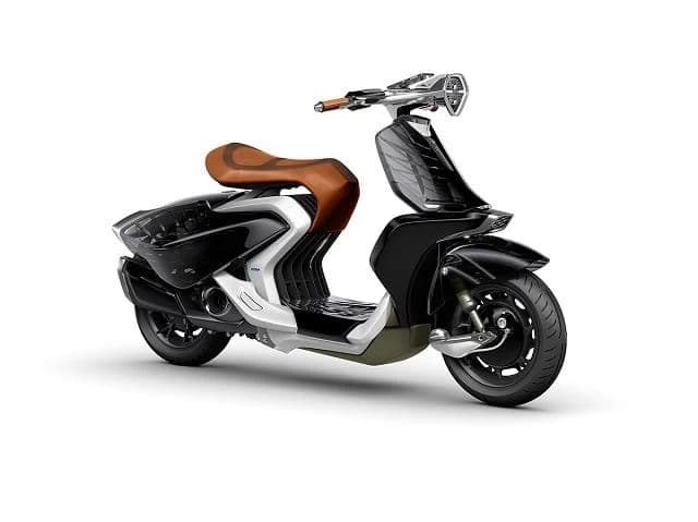 Fata de conceptele anterioare GEN, 04GEN reprezinta primul model concept de scuter cu doar doua roti, caci ne reamintim, 01GEN, 03GEN-f si 03GEN-x au fost vehicule cu trei roti, iar ciudatul 02GEN nu era altceva ...