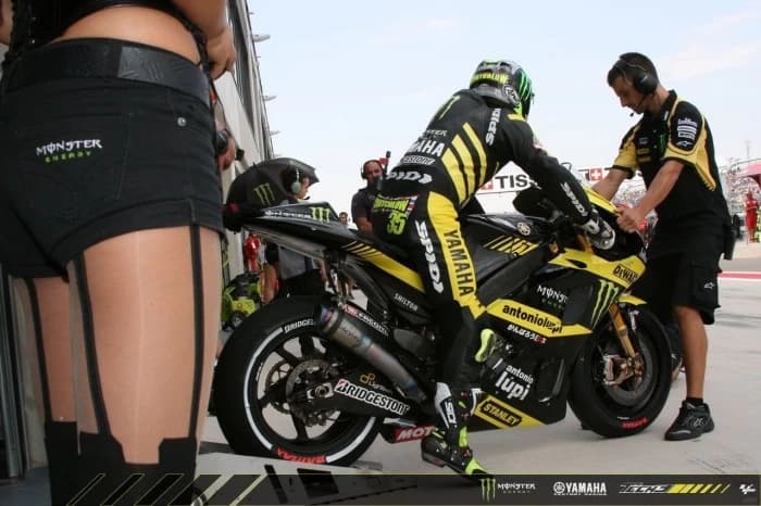 Blonde, brunete, cu sau fara... imbunatatiri din punct de vedere estetic, decoltate si retusate. Toate s-au regasit la sfarsitul saptamanii trecute, la cursa Moto GP Aragon. Ele sunt fetele care tin umbrela, inc...