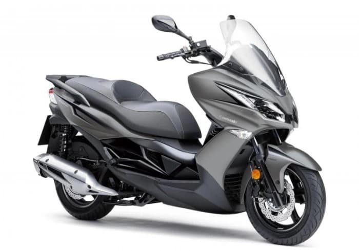 Kawasaki J125 este un scuter care are o personalitate deosebita pe carosabil, remarcandu-se printr-un design agresiv care se inspira din stilul motocicletelor din seria Ninja. Fanii segmentului super sport sunt cuceri...