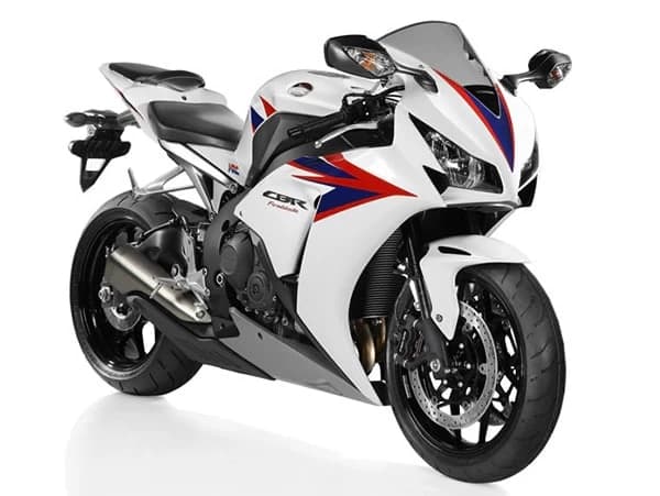 Cei de la Honda au prezentat de curand la salonul de la Paris modelul 2015 Fireblade,o motocicleta cu un motor puternic si accesorii suplimentare pentru siguranta.
In ceea ce priveste design-ul,noul model Fireblade v...