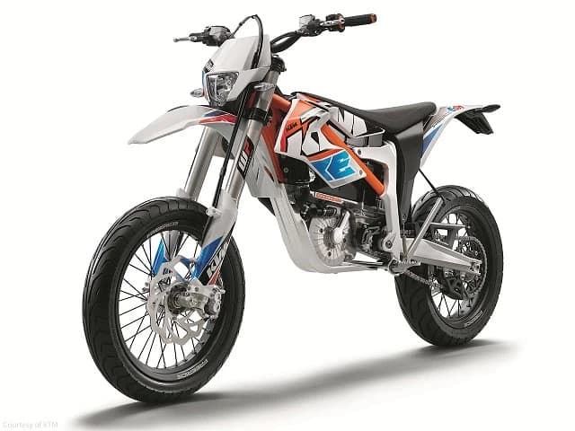 KTM a dezvaluit oficial detaliile despre Freeride E-SM, supermoto-ul electric, modelul care se va adauga familiei Freeride-E a companiei, adica familia vehiculelor electrice.
Supermoto-ul electric a fost proie...