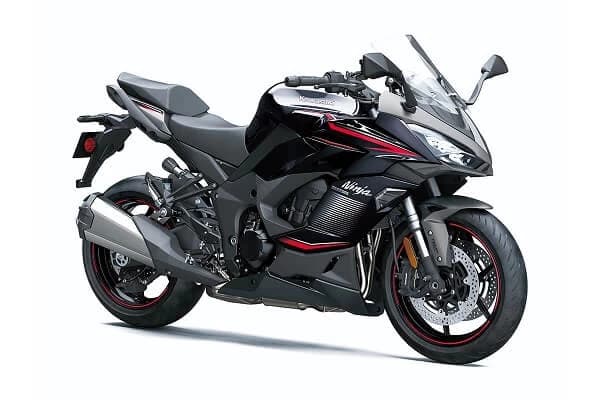 Atractia sportiva exercitata de motocicletele Kawasaki Ninja trece de circuitele de curse sub forma versatilei Ninja 1000SX. Puterea superioara, pachetul electronic avansat si featurile touring contureaza un sportbike...