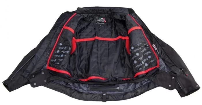 BC 227. Nu, nu este numarul unei celule de inchisoare, ci denumirea unui model de jacheta scoasa pe piata de Moto One.
Creata special pentru barbatii care acum ies la plimbare cu ATV-ul sau motocicleta, jacheta este...
