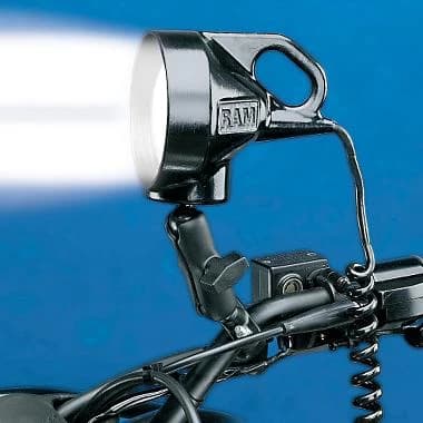 Se fixeaza bine pe ghidon. Face din noapte zi. Are un bun sistem de prindere care impiedica apartia vibratiilor.
Ori de cate ori iesiti la plimbare cu ATV-ul, nu mai trebuie sa va temeti ca noaptea va prinde pe drum....