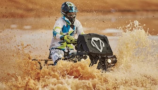 Conducerea de ATV-uri necesita folosirea echipamenului de protectie. Cu toate ca protectia completa nu este posibila, stiind ce sa purtati si cum sa purtati va poate face sa va simtiti mai confortabil atunci cand cond...
