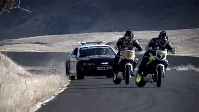 Cand aud de drifturi, pasionatii de auto/moto fac ochii mari si scot aparatele de fotografiat pentru a imortaliza momentele. Acum nu puteti decat sa va instalati comod in scaun si sa urmariti un clip in care protagoni...