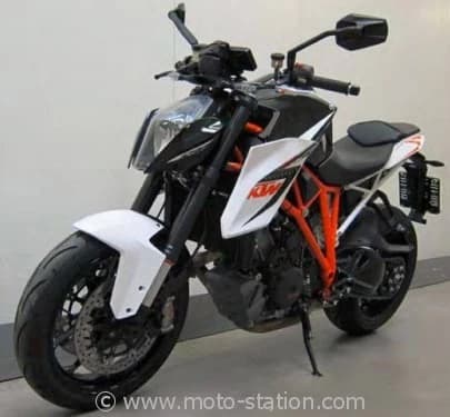 2014 KTM 1290 Duke R. De ceva timp, numele noii versiuni KTM a stat pe buzele tuturor, iar acum iata ca au iesit la iveala cateva fotografii care prezinta motocicleta in toata splendoarea sa, precizeaza site-ul www.mo...