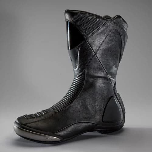 Desi sezonul pentru sporturile cu motor se apropie de final, nu este cazul sa refuzati sa va faceti un mic cadou pentru garderoba moto. Cei de la Vitesse va ofera doua modele de cizme, Glove si Vulcan, care pe langa p...