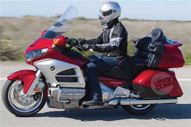 Cei de la Honda nu au avut rabdare si, desi 2011 este abia la inceput, s-au grabit sa arate lumii versiunea Goldwing din 2012. Desi multi credeau ca va fi aceeasi motocicleta care a fost deja aratata europenilor,...