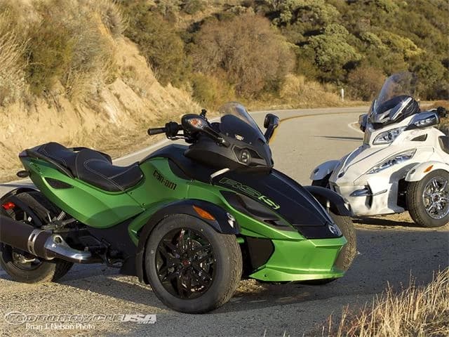 2012 Spyder Roadster. Modelele de roadstere Can-Am Spyder au un design modern care atrage instant atentia!
Disponibil intr-o mare varietate de culori, modelul 2012 va aparea pe piata cu versiunile Can-Am Spyder RS s...